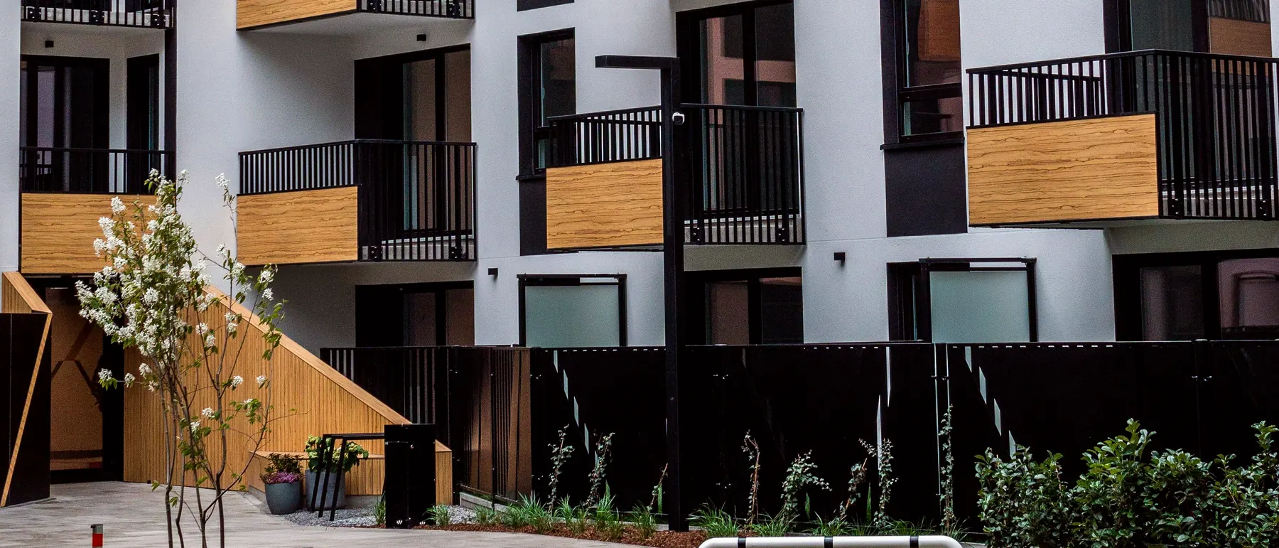 Jardín interior de un condominio residencial moderno, con áreas verdes y espacios comunes